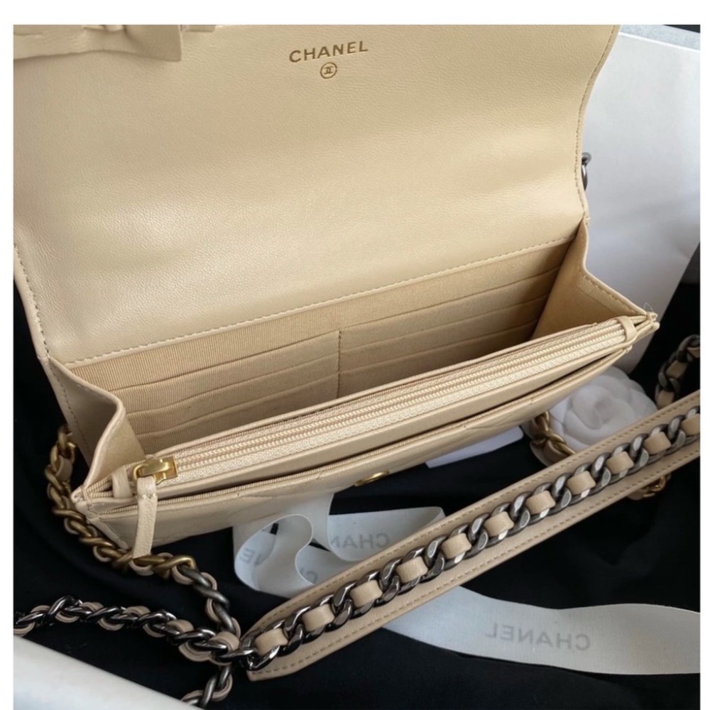 ❌SOLD❌Chanel 19 WOC Cream Quilted Women's Bag - Picture 3 of 7